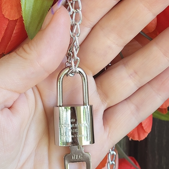 LOUIS VUITTON NECKLACE PADLOCK WITH KEY! - Picture 2 of 3